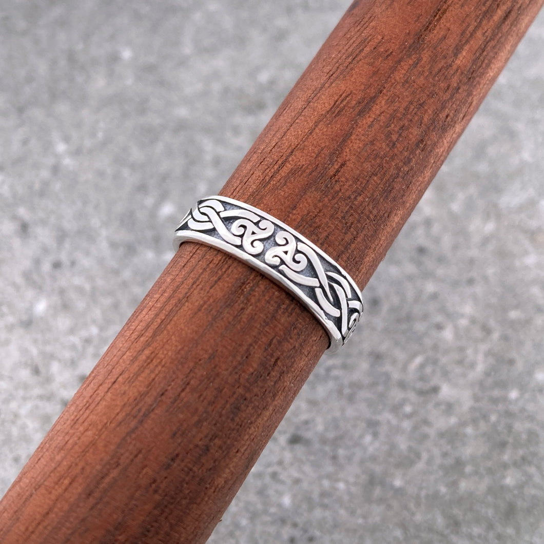 Men's Celtic Spiral Oxidized Silver Toe Ring - Tribal Waves Silver
