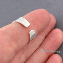 Load image into Gallery viewer, Men's Cigar Cuff Adjustable Toe Ring - Tribal Waves Silver